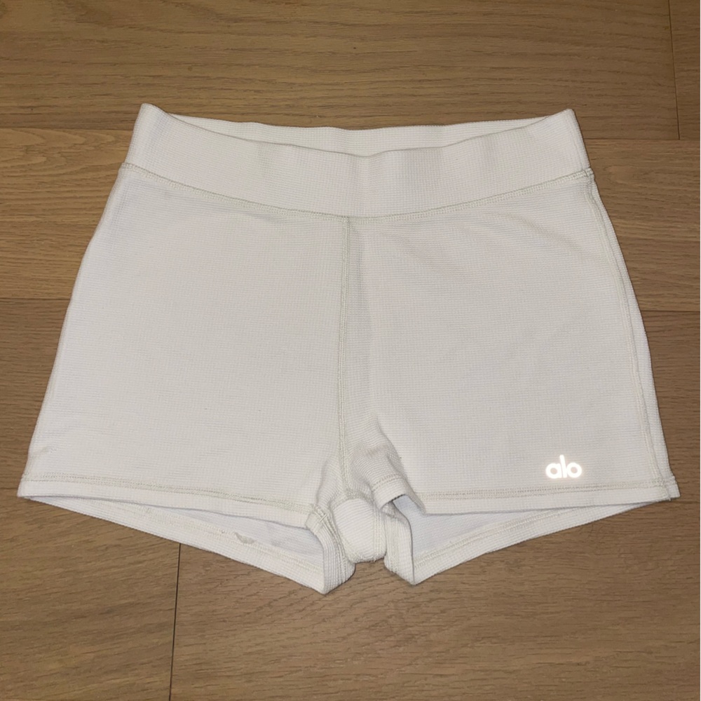 Alo Goddess Ribbed High-Waist Hot Short in Ivory
